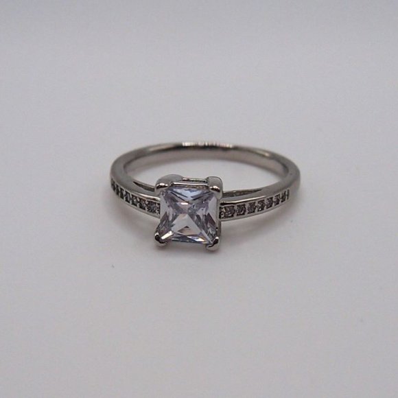 Stunning Princess Cut 1.00ctw Bridal Ring - Picture 3 of 9